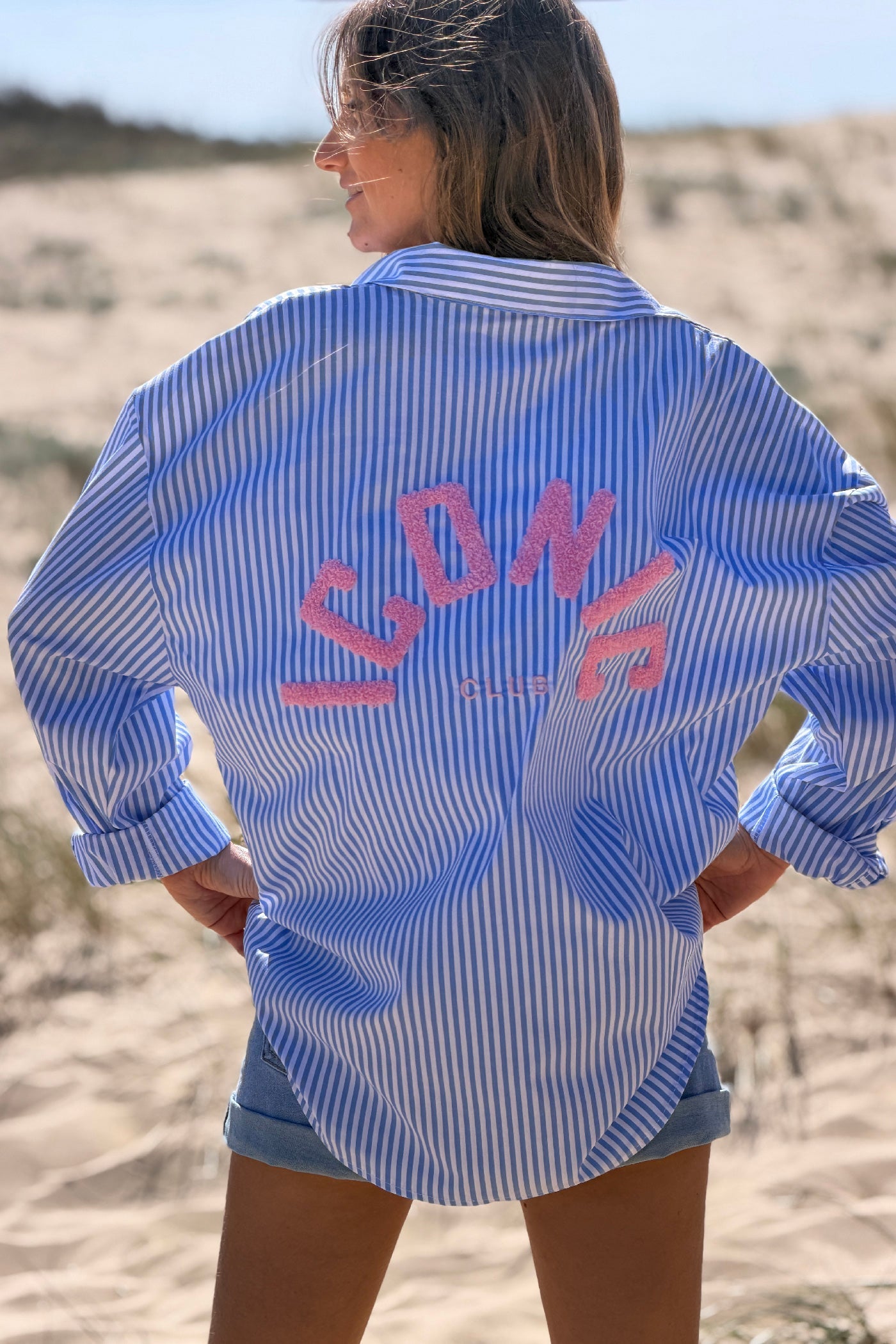 Liana - Camisa holgada a rayas azules con bordado «Iconic Club»