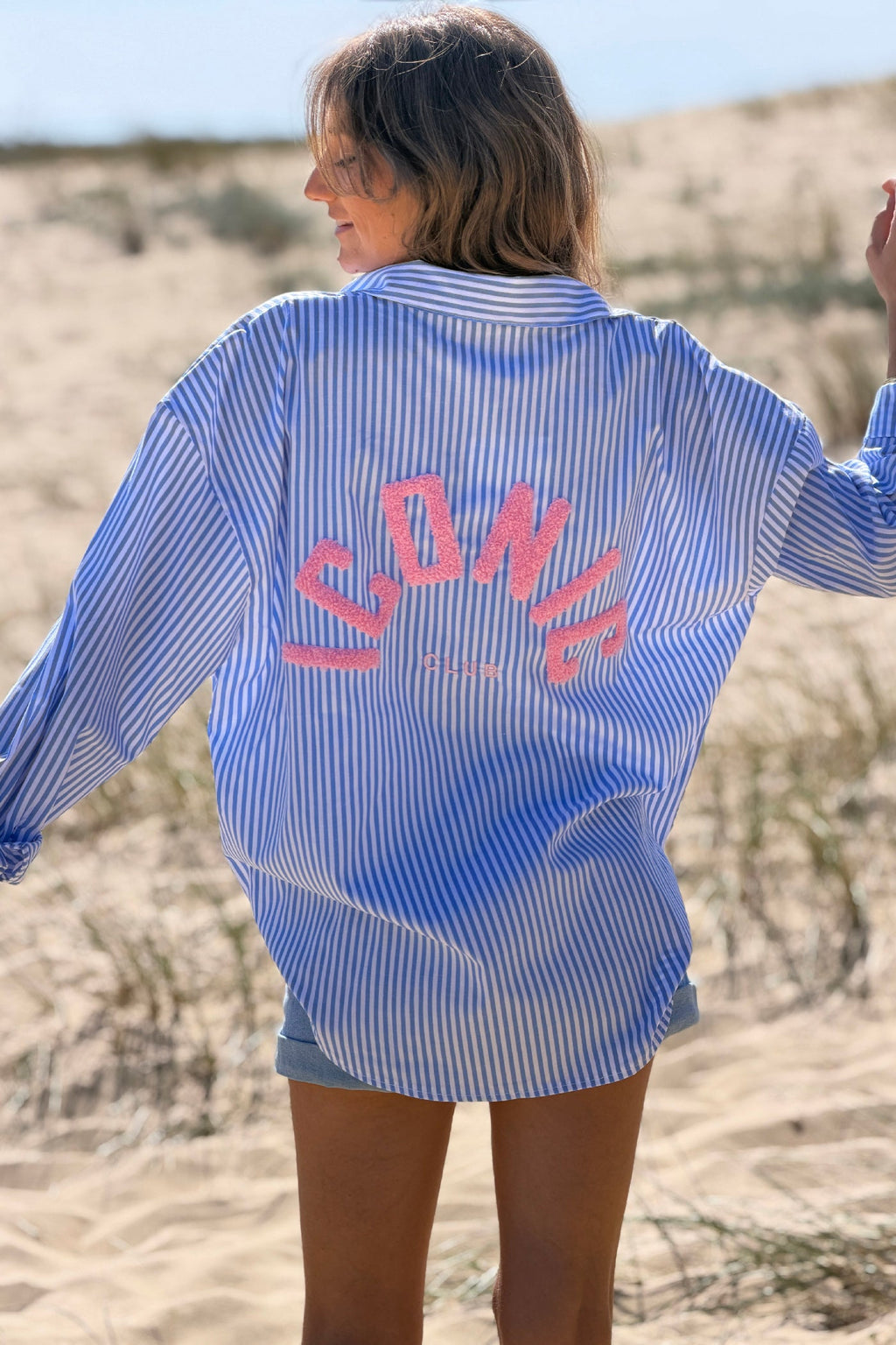 Liana - Camisa holgada a rayas azules con bordado «Iconic Club»
