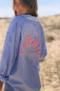 Liana - Camisa holgada a rayas azules con bordado «Iconic Club»