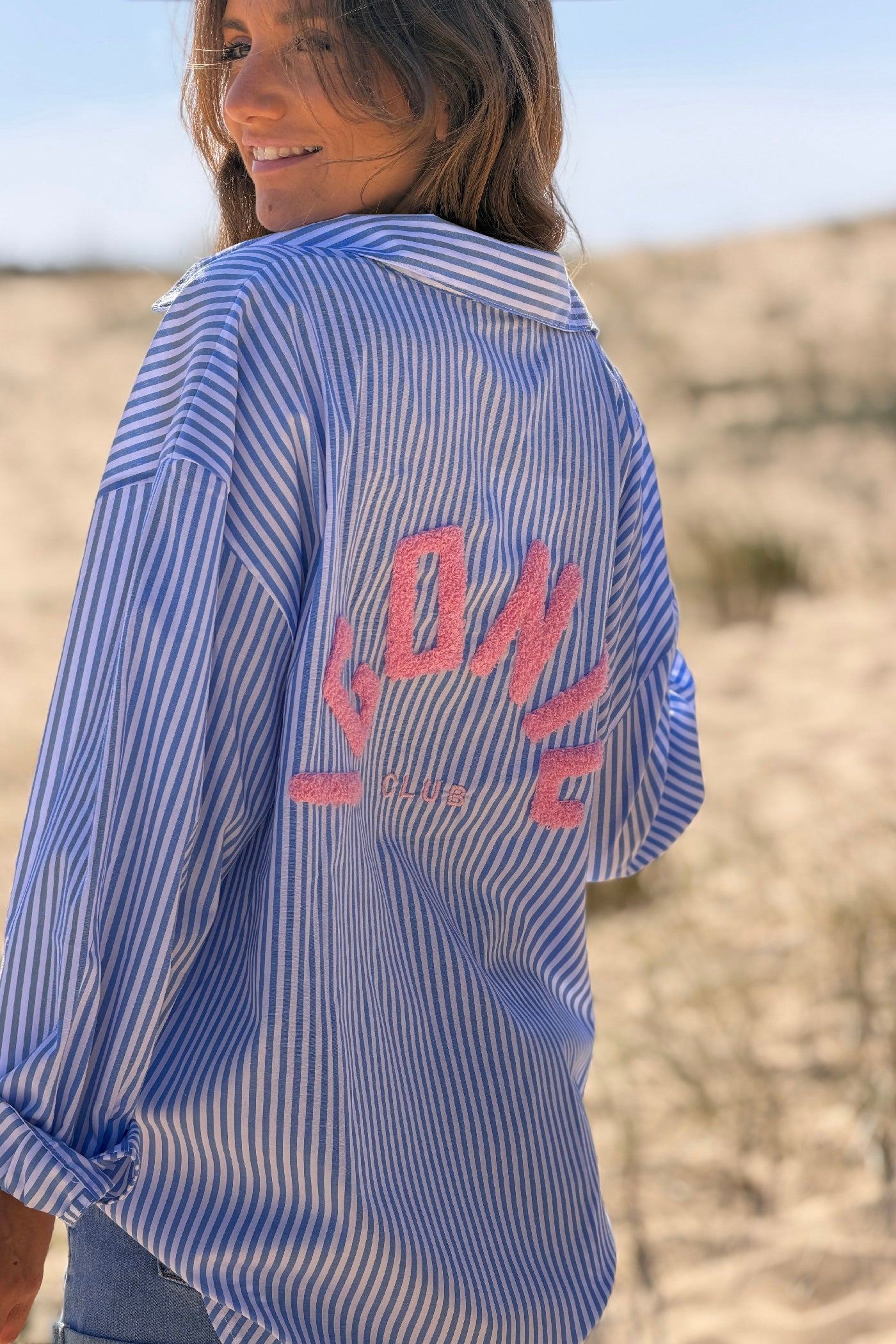 Liana - Camisa holgada a rayas azules con bordado «Iconic Club»