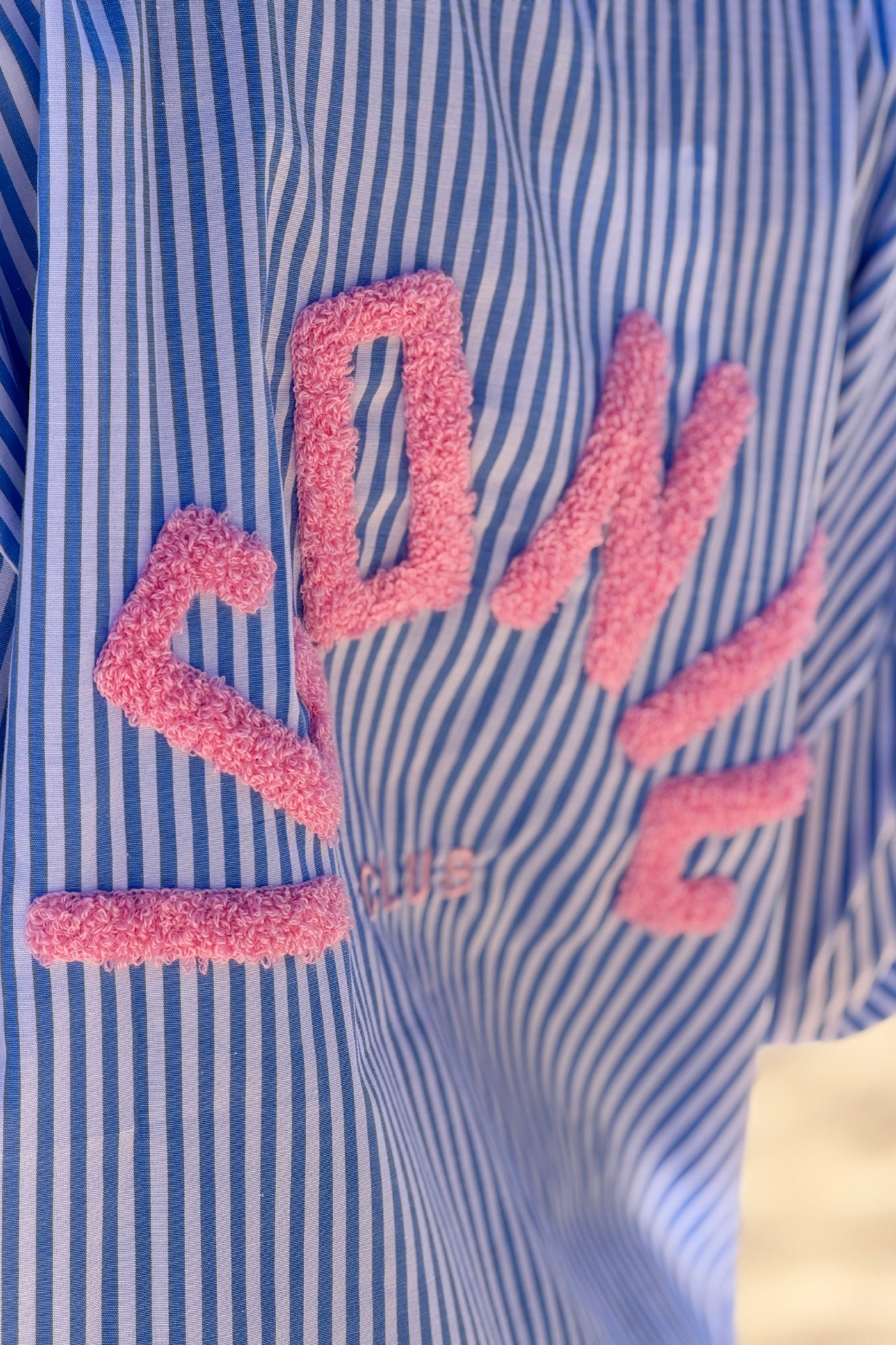 Liana - Camisa holgada a rayas azules con bordado «Iconic Club»