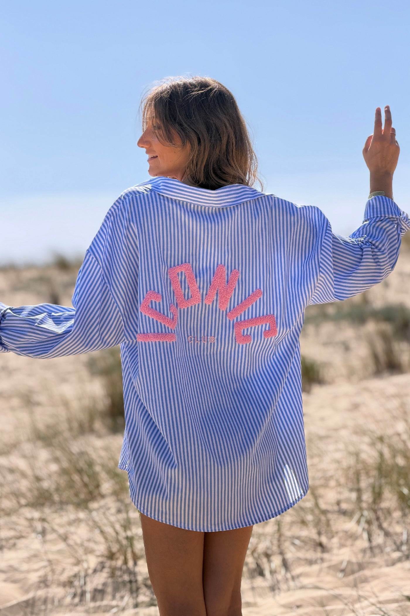 Liana - Camisa holgada a rayas azules con bordado «Iconic Club»