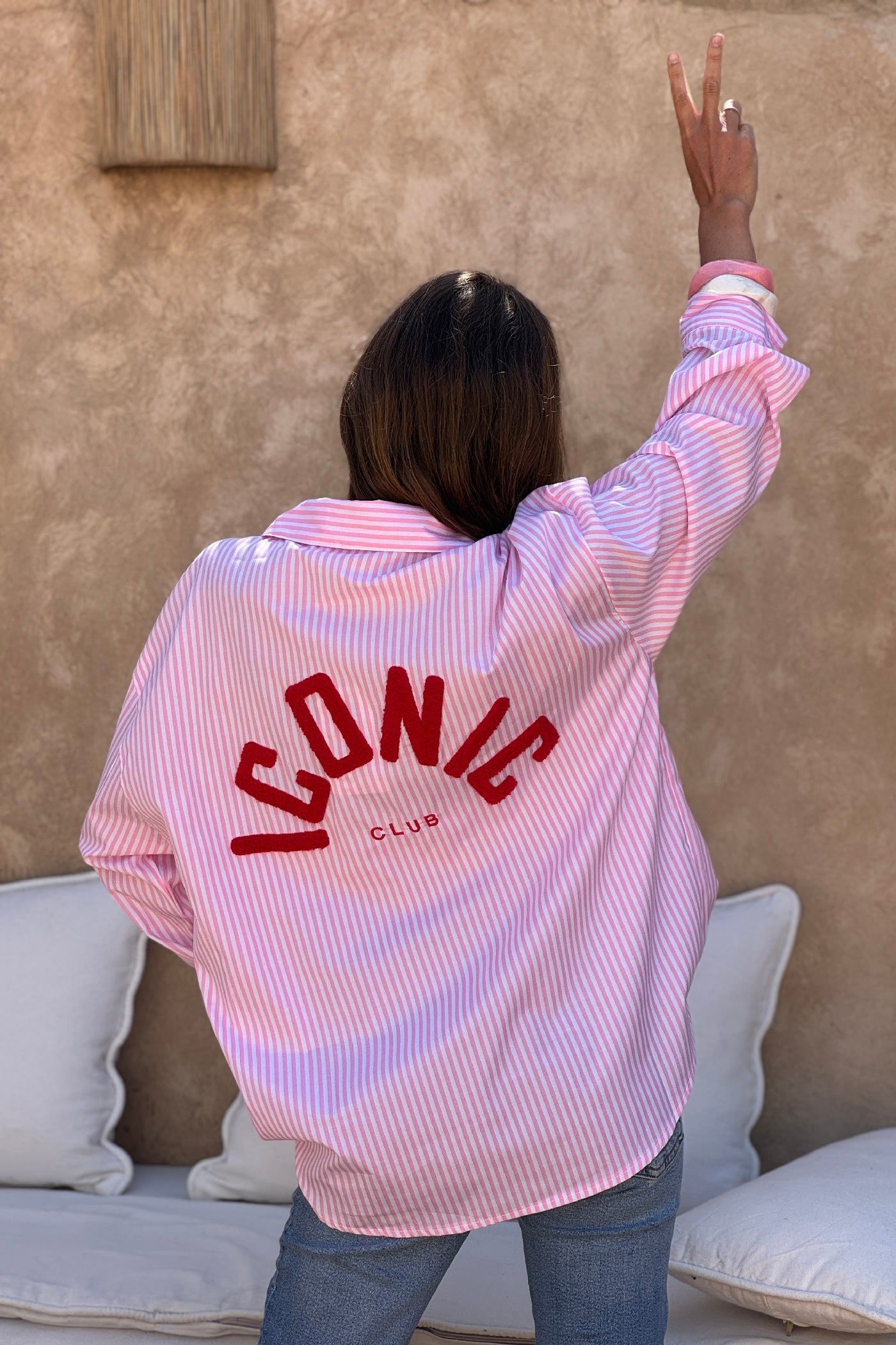 Noelia - Camisa holgada a rayas rosas con bordado «Iconic Club»