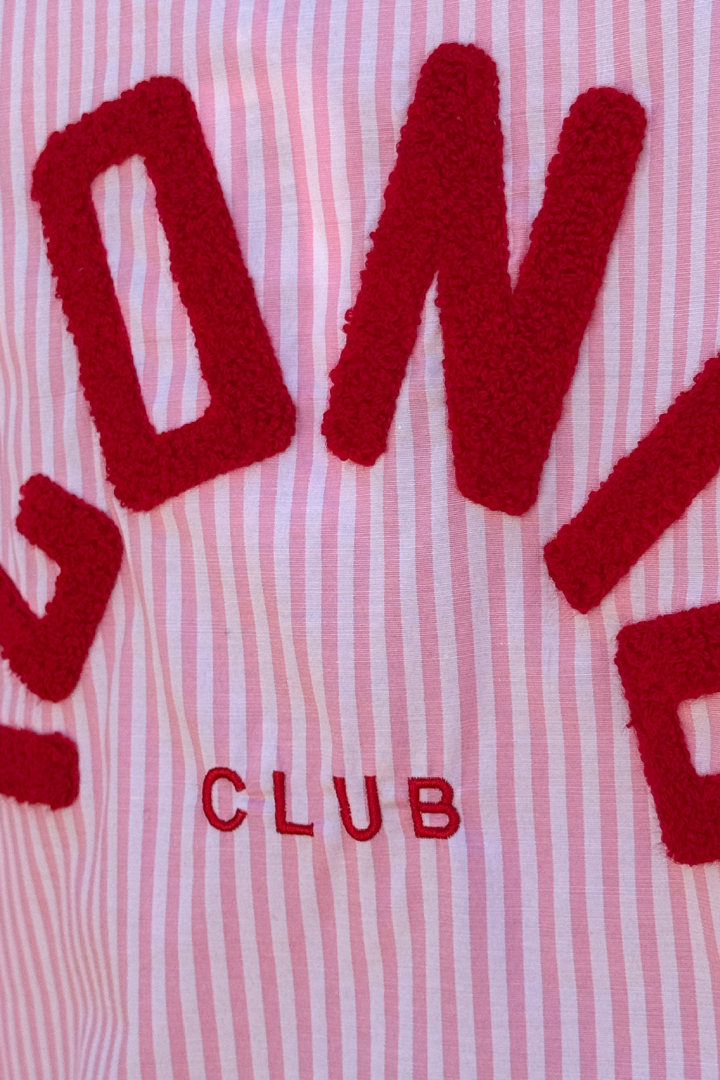 Noelia - Camisa holgada a rayas rosas con bordado «Iconic Club»