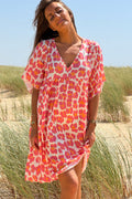Ayelen - Vestido blanco de corte fluido con estampado de leopardo en rosa y naranja, cuello en V y mangas holgadas