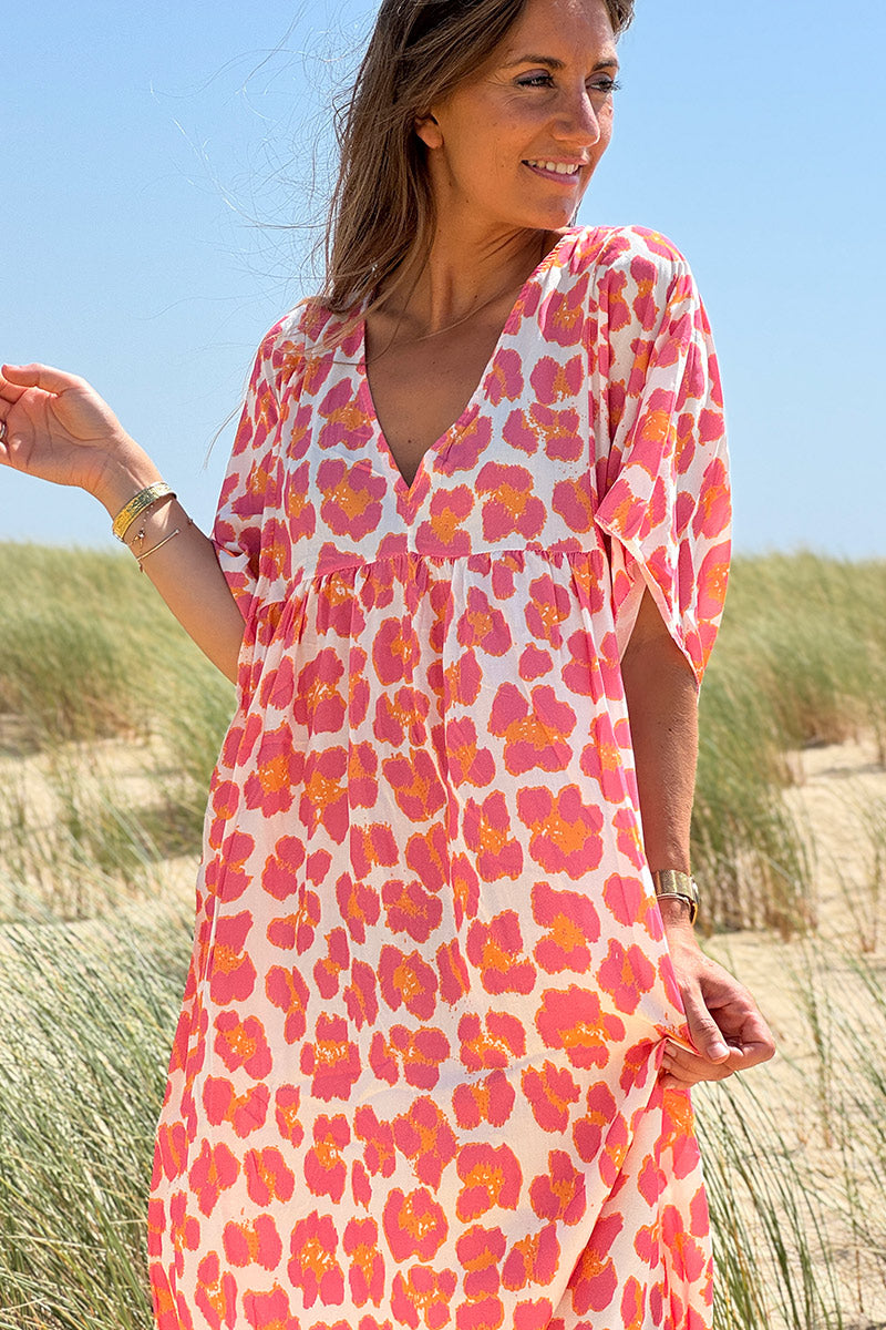 Ayelen - Vestido blanco de corte fluido con estampado de leopardo en rosa y naranja, cuello en V y mangas holgadas