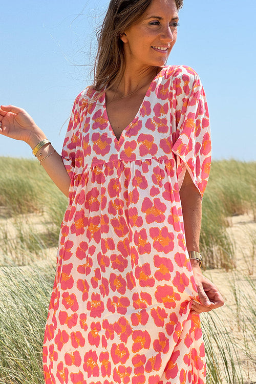 Ayelen - Vestido blanco de corte fluido con estampado de leopardo en rosa y naranja, cuello en V y mangas holgadas