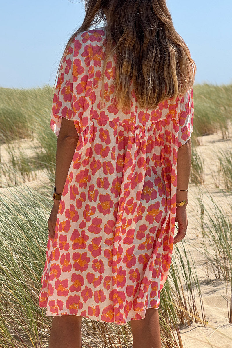 Ayelen - Vestido blanco de corte fluido con estampado de leopardo en rosa y naranja, cuello en V y mangas holgadas