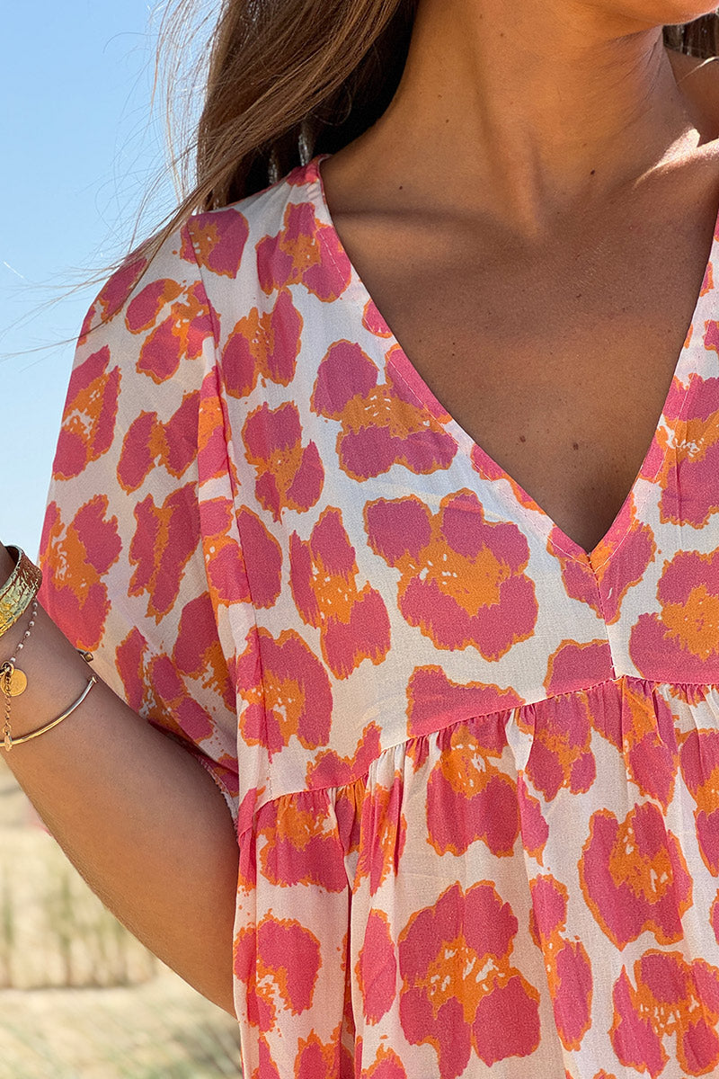 Ayelen - Vestido blanco de corte fluido con estampado de leopardo en rosa y naranja, cuello en V y mangas holgadas