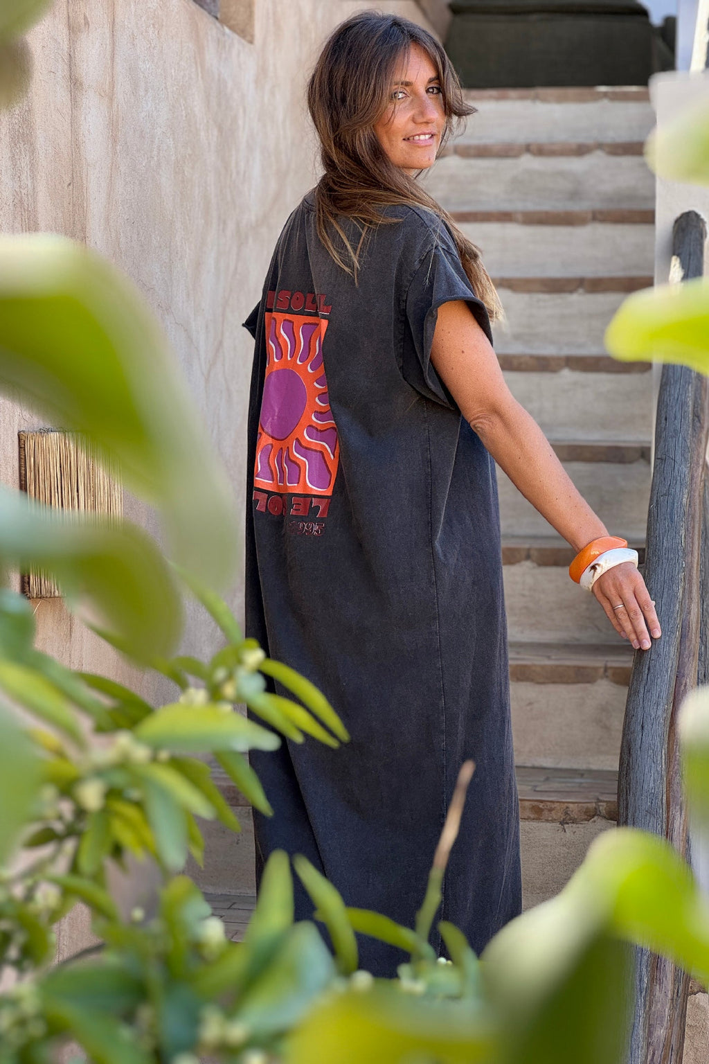 Elara - Vestido largo y cómodo de algodón elástico en color gris deslavado, con cuello en V y estampado de soles
