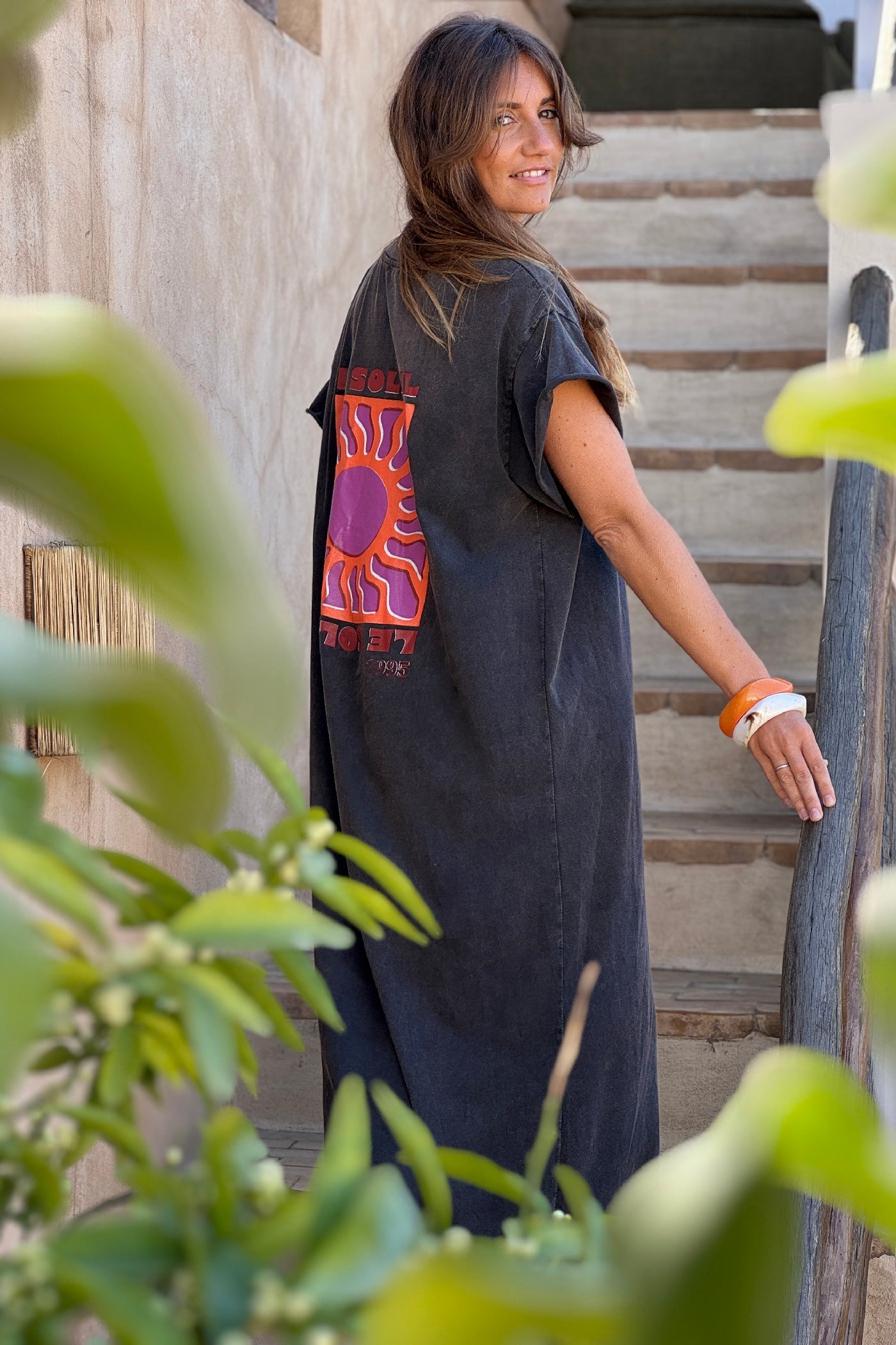 Elara - Vestido largo y cómodo de algodón elástico en color gris deslavado, con cuello en V y estampado de soles