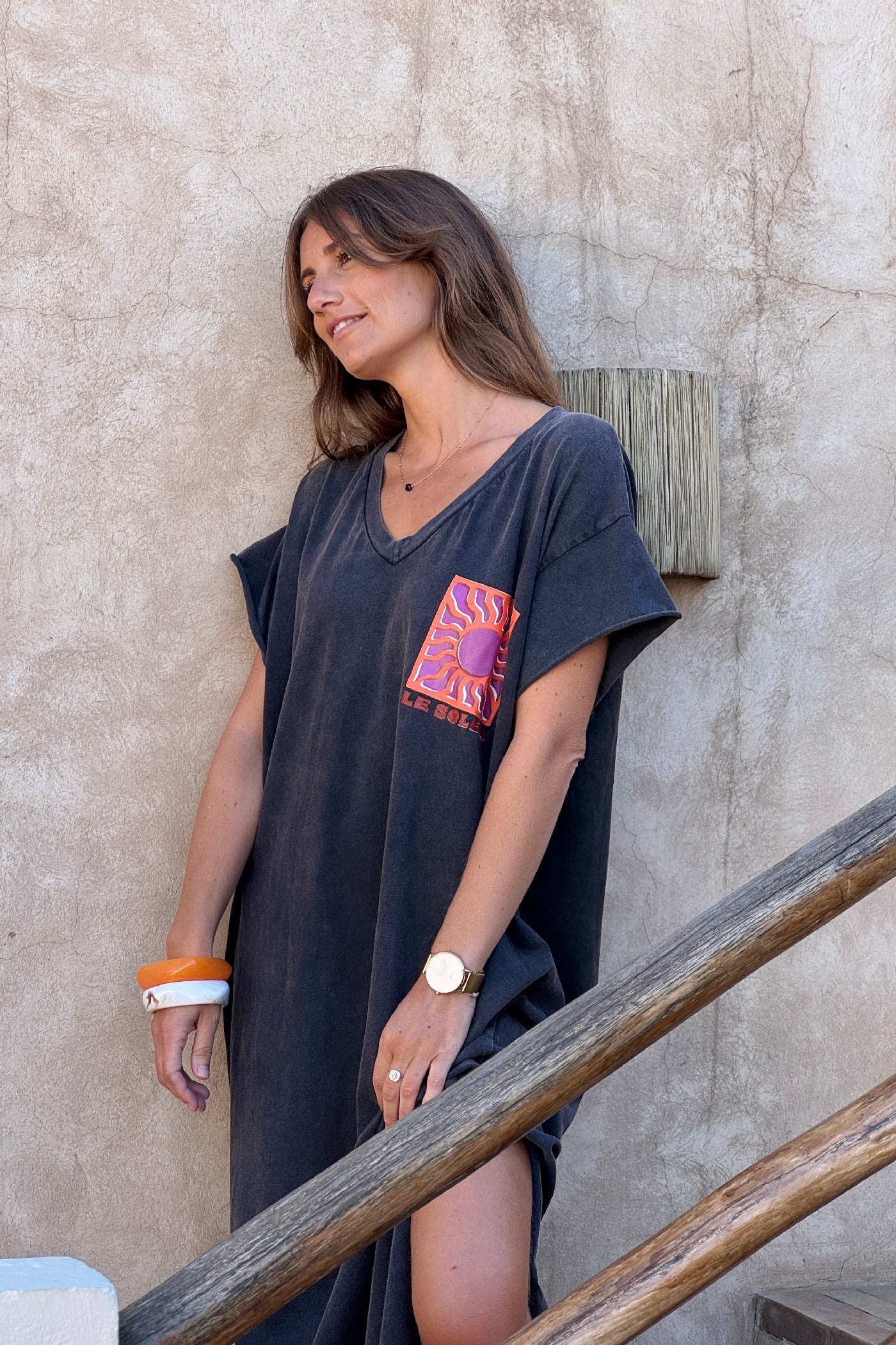 Elara - Vestido largo y cómodo de algodón elástico en color gris deslavado, con cuello en V y estampado de soles