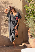 Elara - Vestido largo y cómodo de algodón elástico en color gris deslavado, con cuello en V y estampado de soles