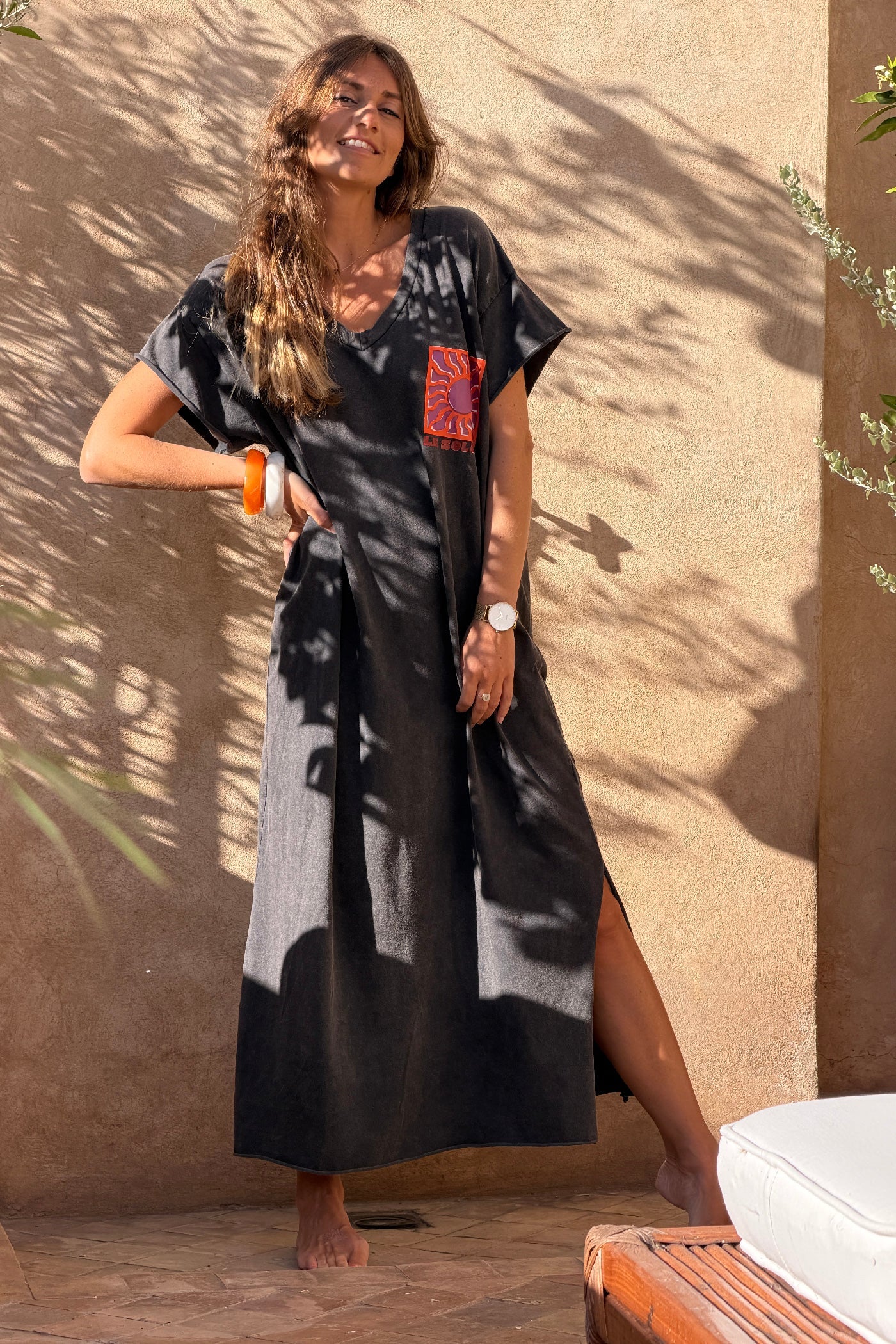Elara - Vestido largo y cómodo de algodón elástico en color gris deslavado, con cuello en V y estampado de soles