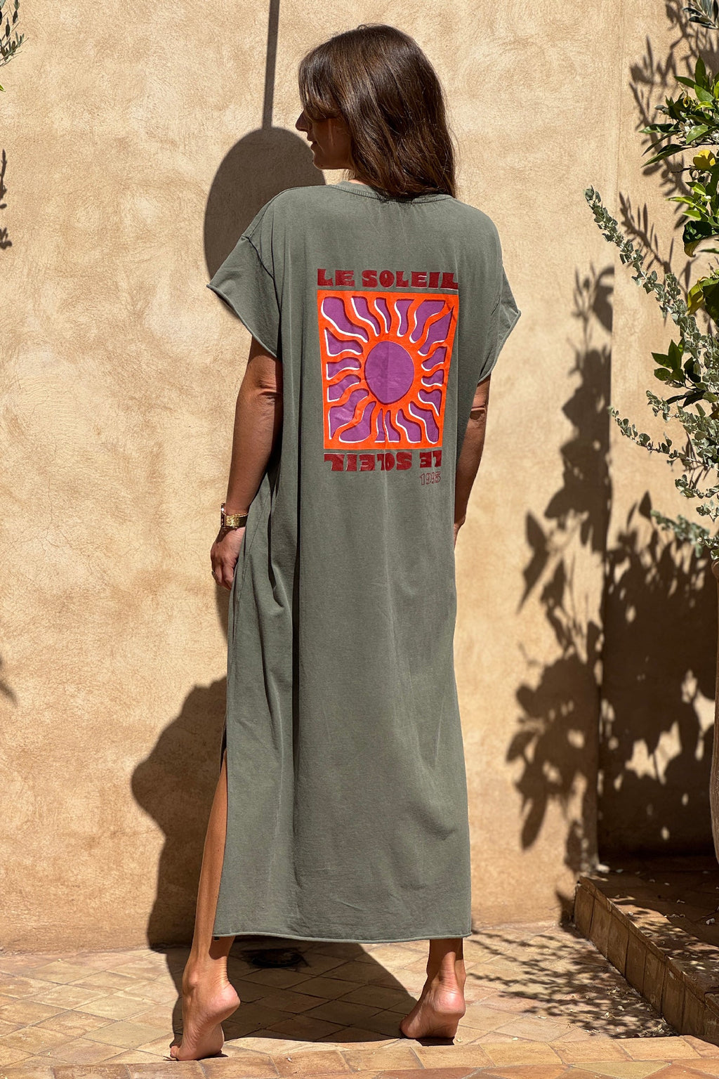 Ada - Vestido largo y cómodo de color caqui descolorido, de algodón elástico, con cuello en V y estampado de soles