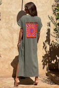 Ada - Vestido largo y cómodo de color caqui descolorido, de algodón elástico, con cuello en V y estampado de soles