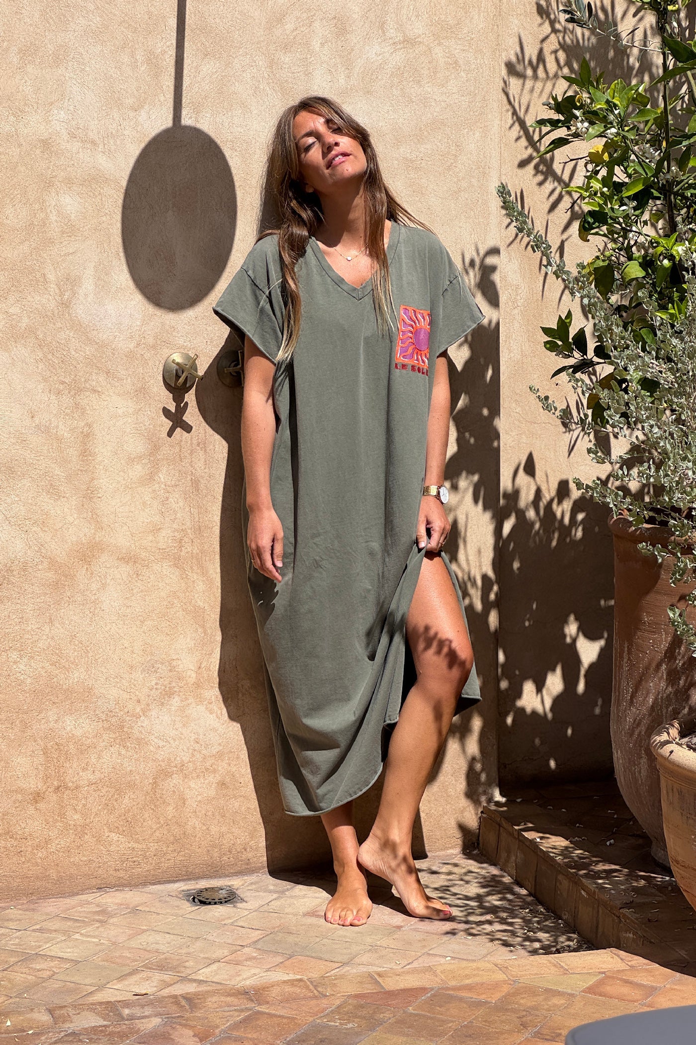 Ada - Vestido largo y cómodo de color caqui descolorido, de algodón elástico, con cuello en V y estampado de soles