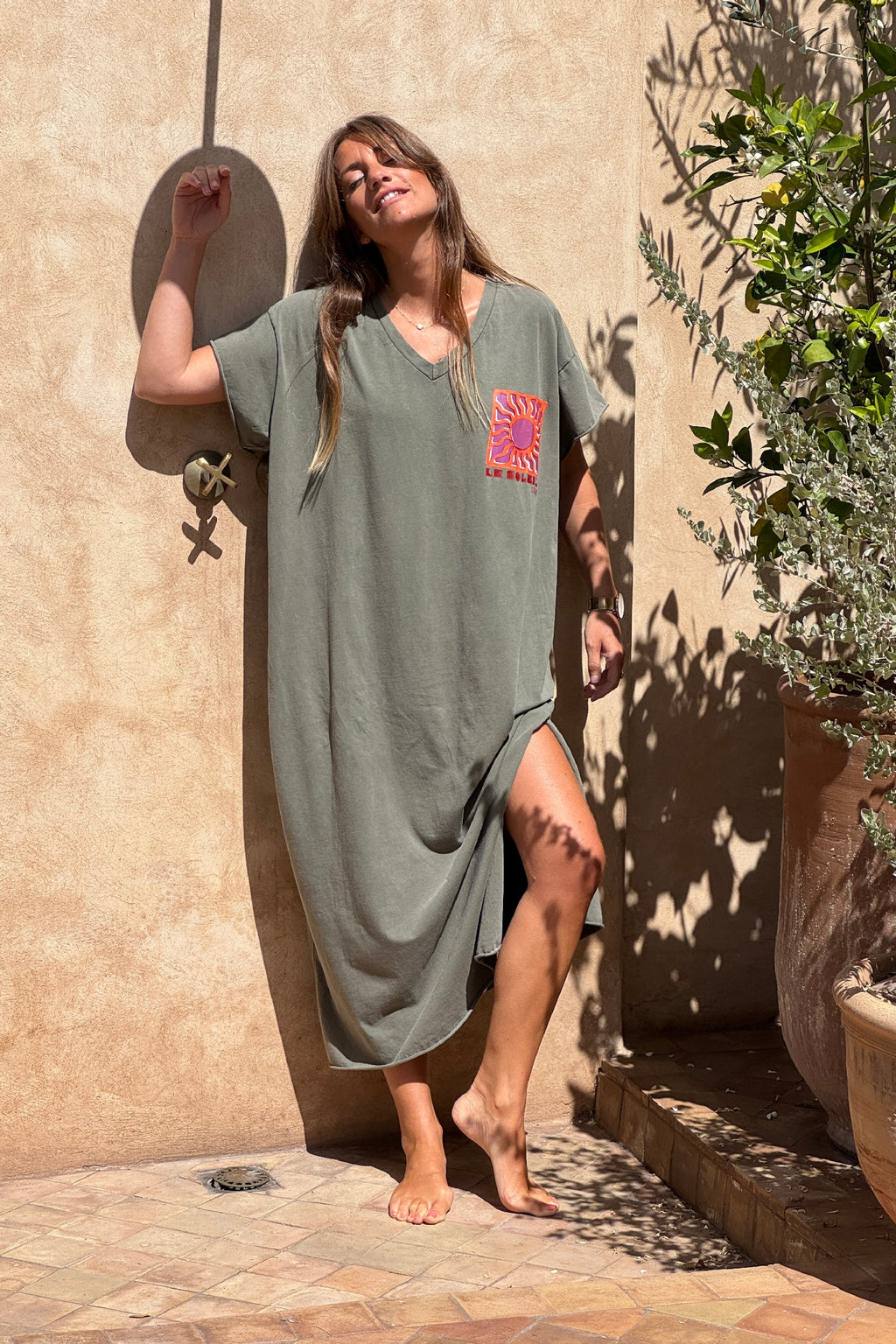 Ada - Vestido largo y cómodo de color caqui descolorido, de algodón elástico, con cuello en V y estampado de soles