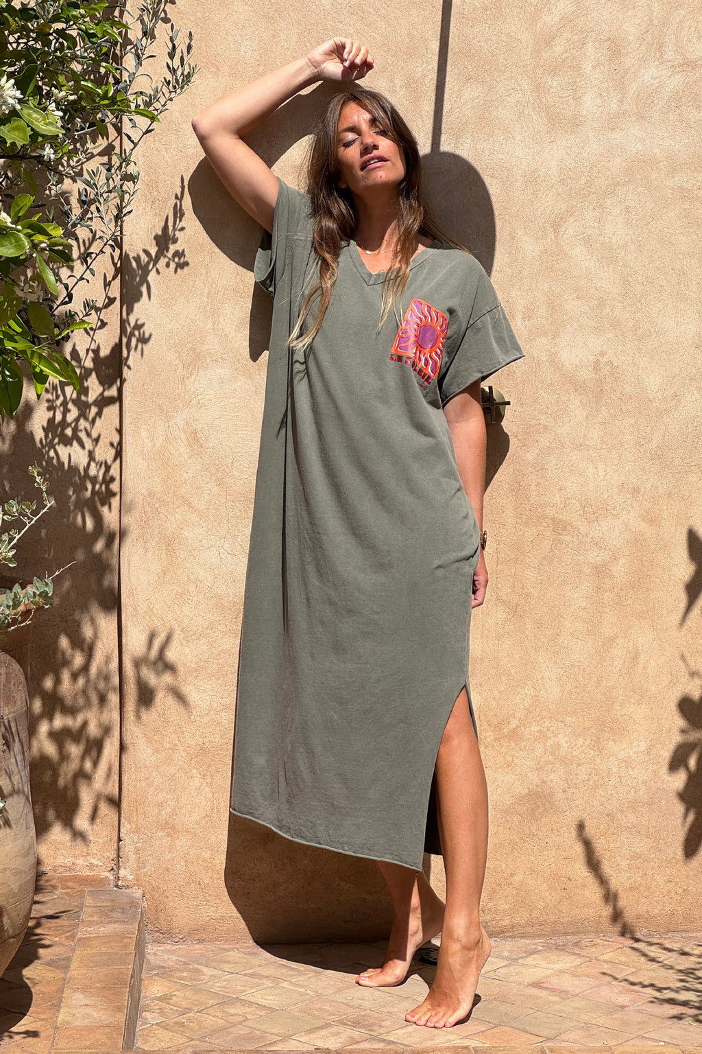Ada - Vestido largo y cómodo de color caqui descolorido, de algodón elástico, con cuello en V y estampado de soles