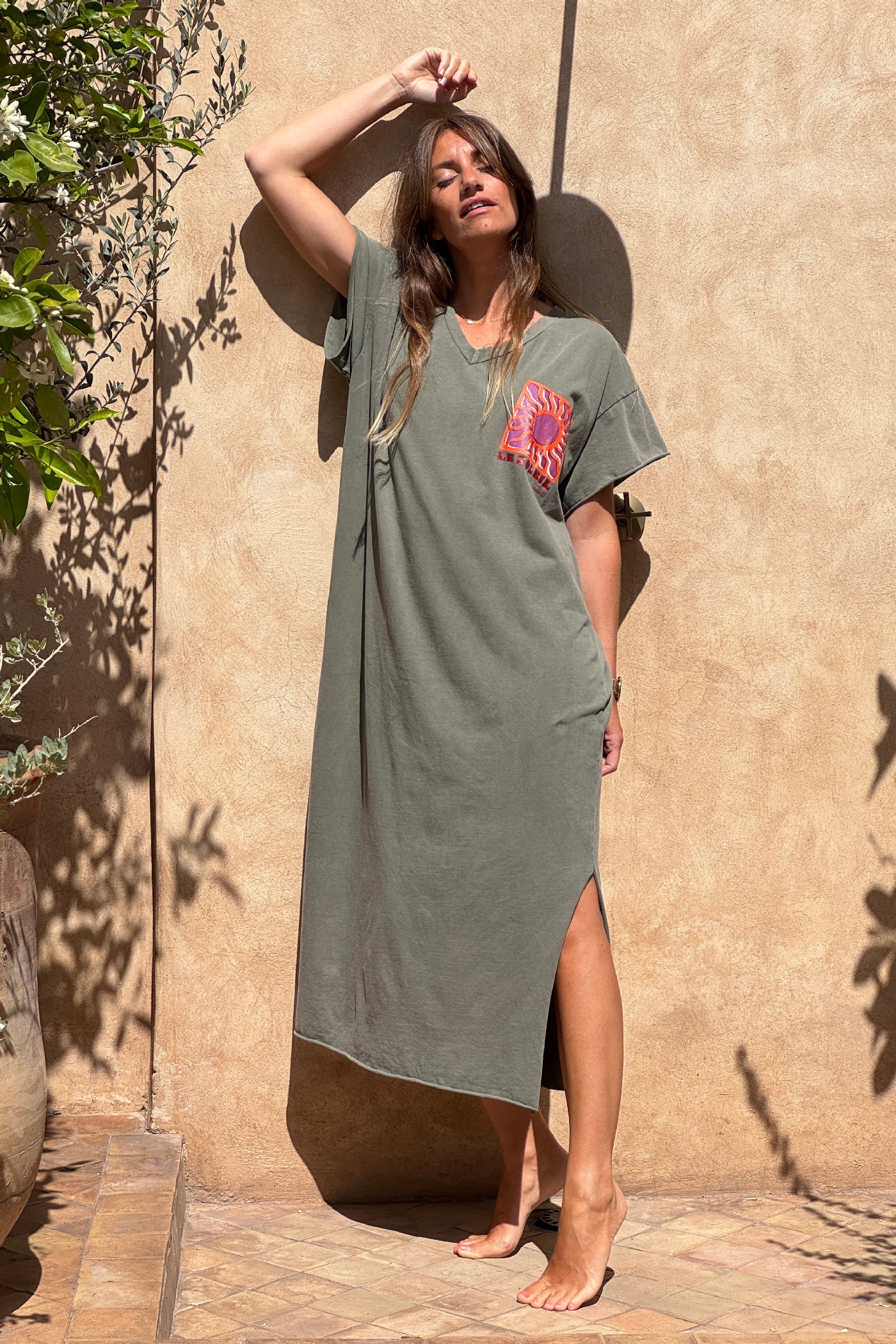 Ada - Vestido largo y cómodo de color caqui descolorido, de algodón elástico, con cuello en V y estampado de soles