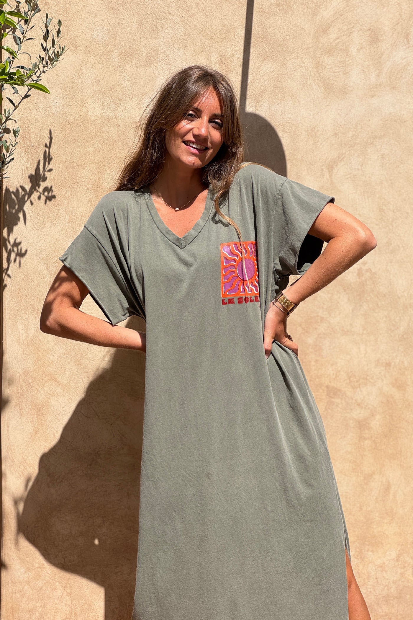 Ada - Vestido largo y cómodo de color caqui descolorido, de algodón elástico, con cuello en V y estampado de soles