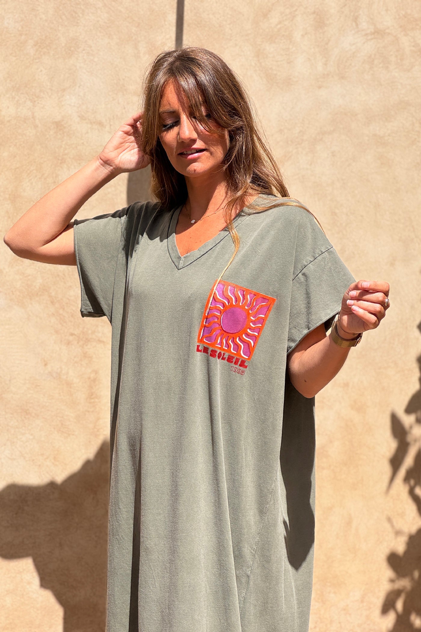Ada - Vestido largo y cómodo de color caqui descolorido, de algodón elástico, con cuello en V y estampado de soles