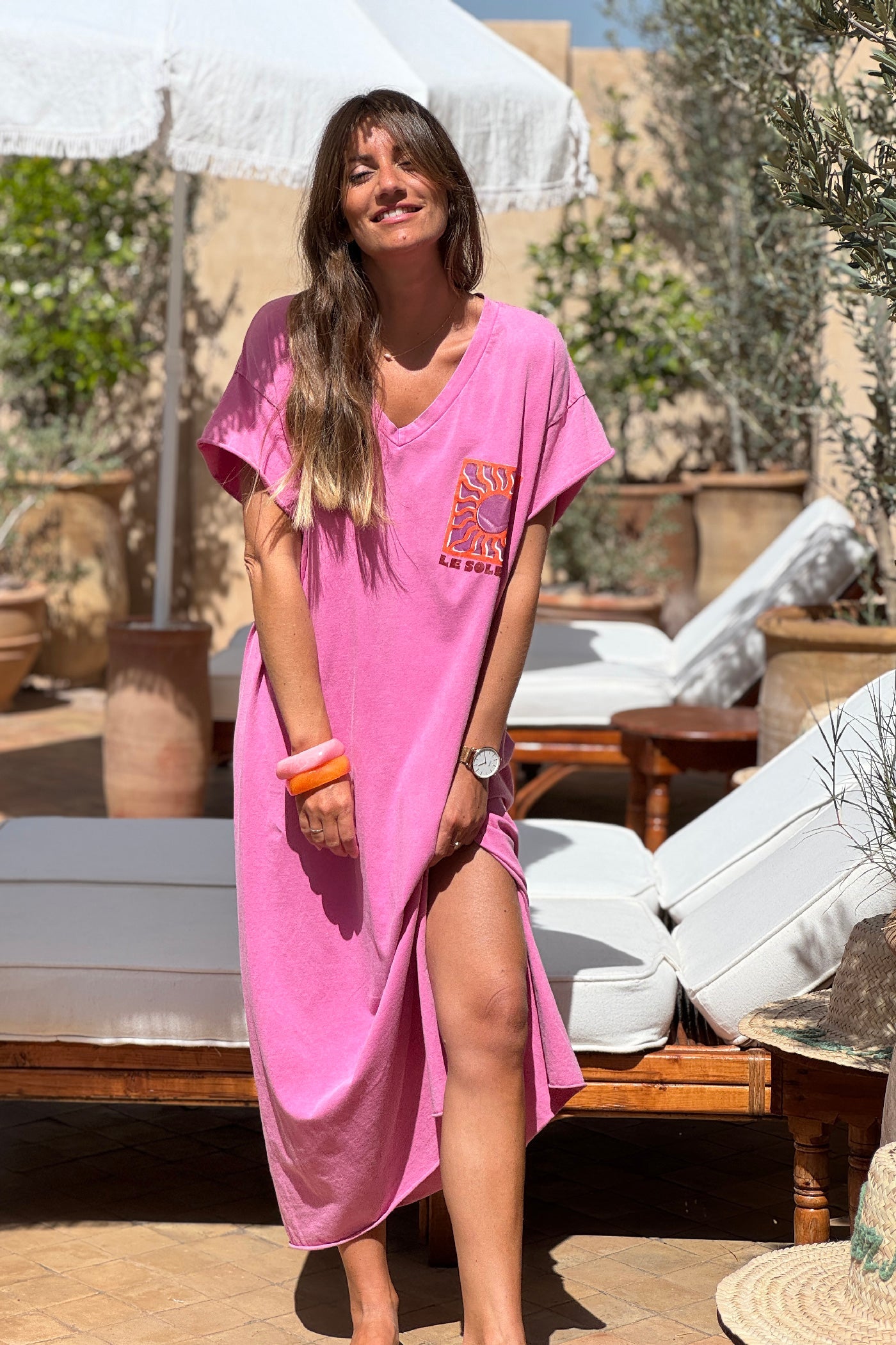 Amara - Vestido largo y cómodo de color rosa deslavado, de algodón elástico, con cuello en V y estampado de soles
