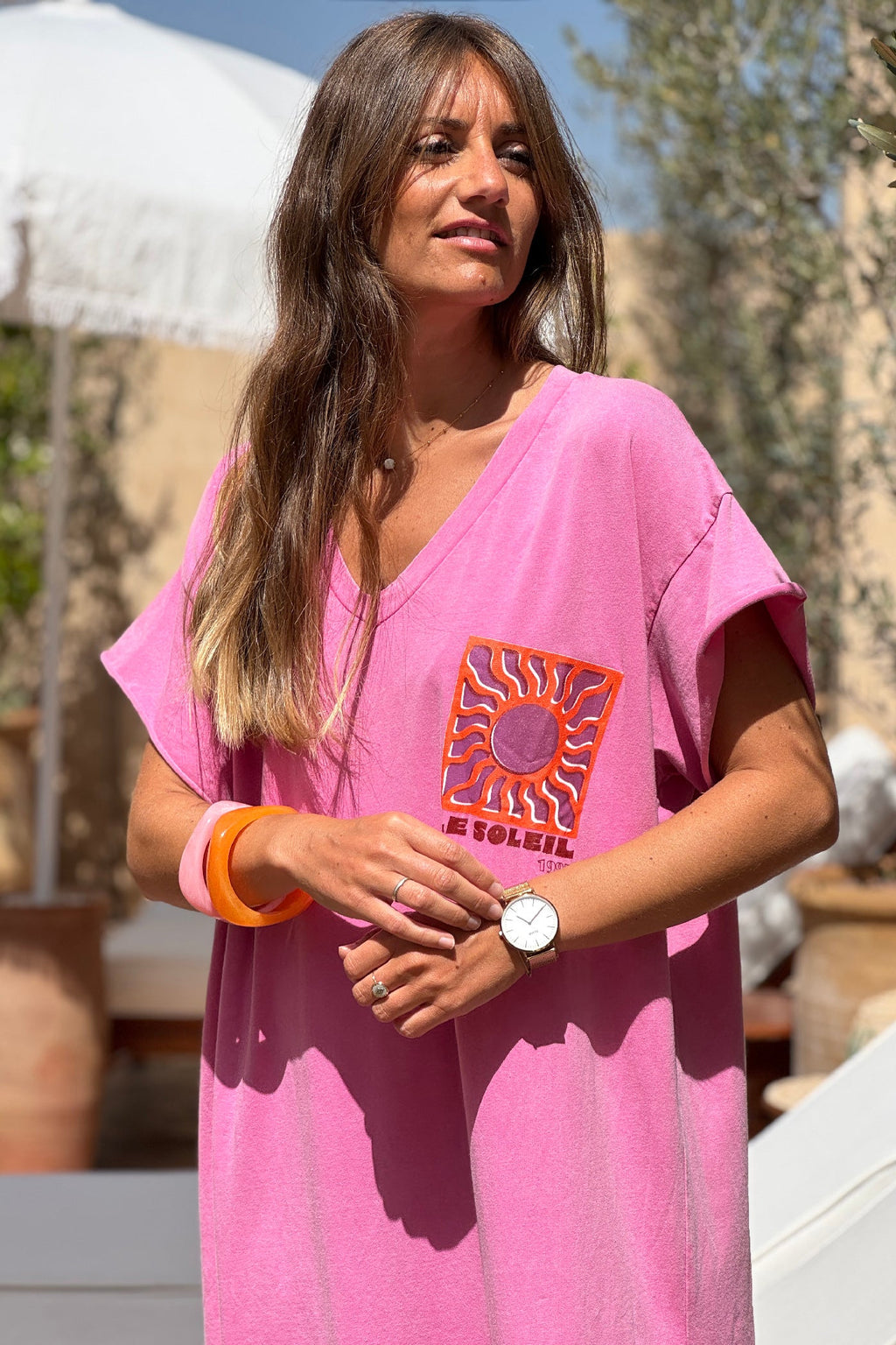 Amara - Vestido largo y cómodo de color rosa deslavado, de algodón elástico, con cuello en V y estampado de soles