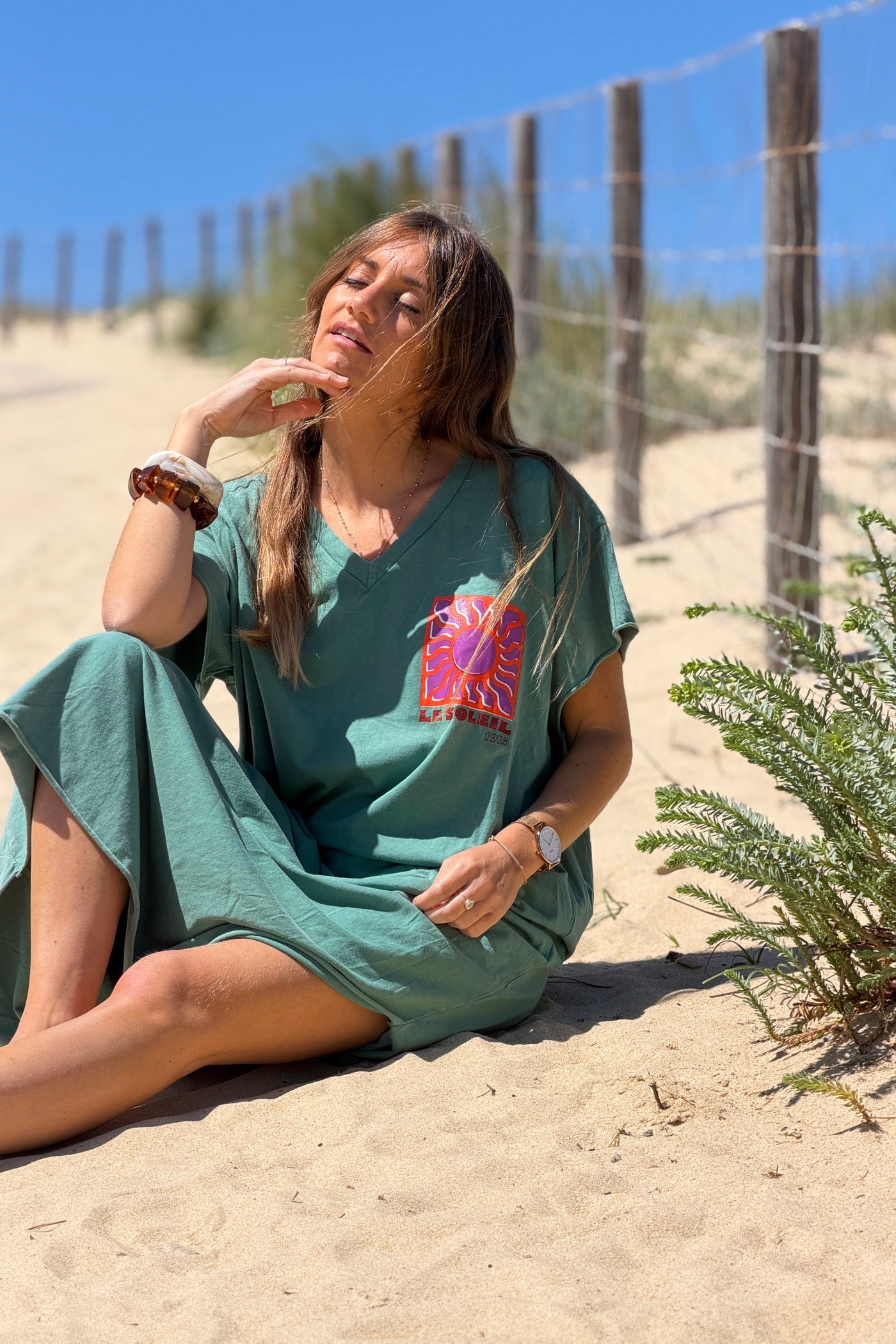 Freya - Vestido largo y cómodo de algodón elástico en color verde deslavado, con cuello en V y estampado de soles