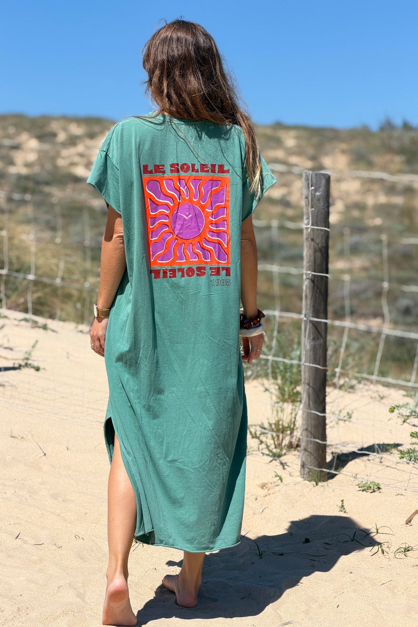 Freya - Vestido largo y cómodo de algodón elástico en color verde deslavado, con cuello en V y estampado de soles
