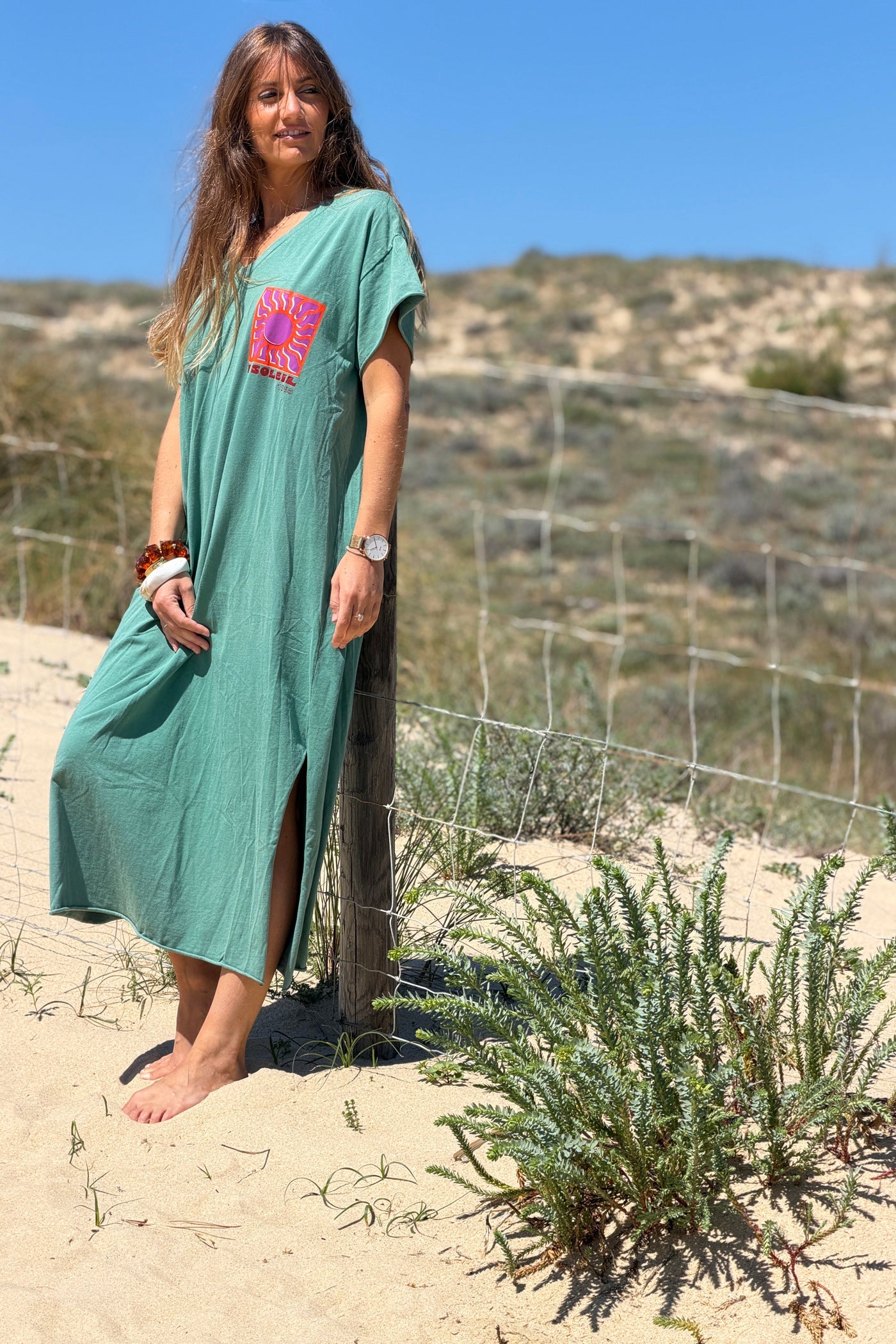 Freya - Vestido largo y cómodo de algodón elástico en color verde deslavado, con cuello en V y estampado de soles