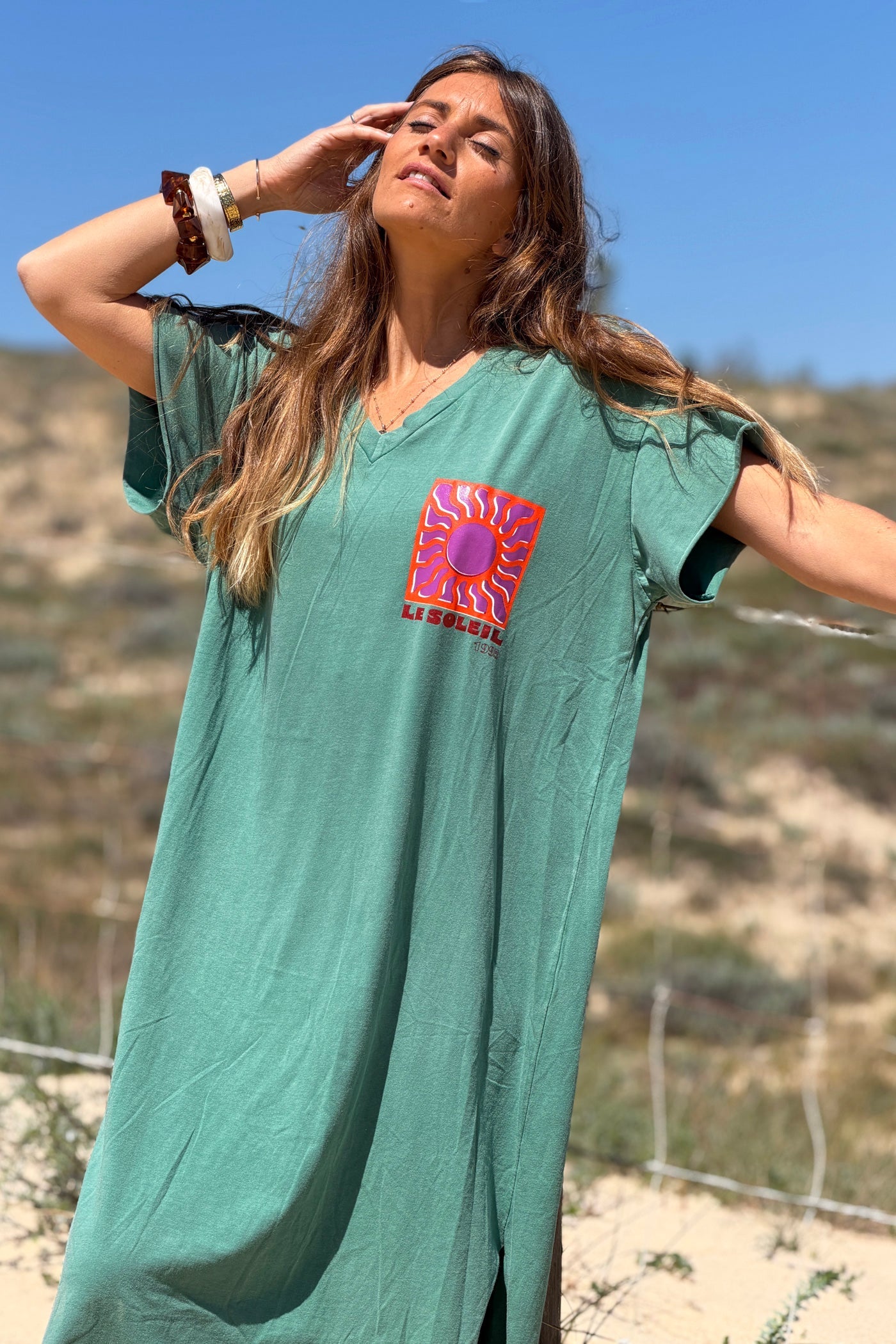 Freya - Vestido largo y cómodo de algodón elástico en color verde deslavado, con cuello en V y estampado de soles
