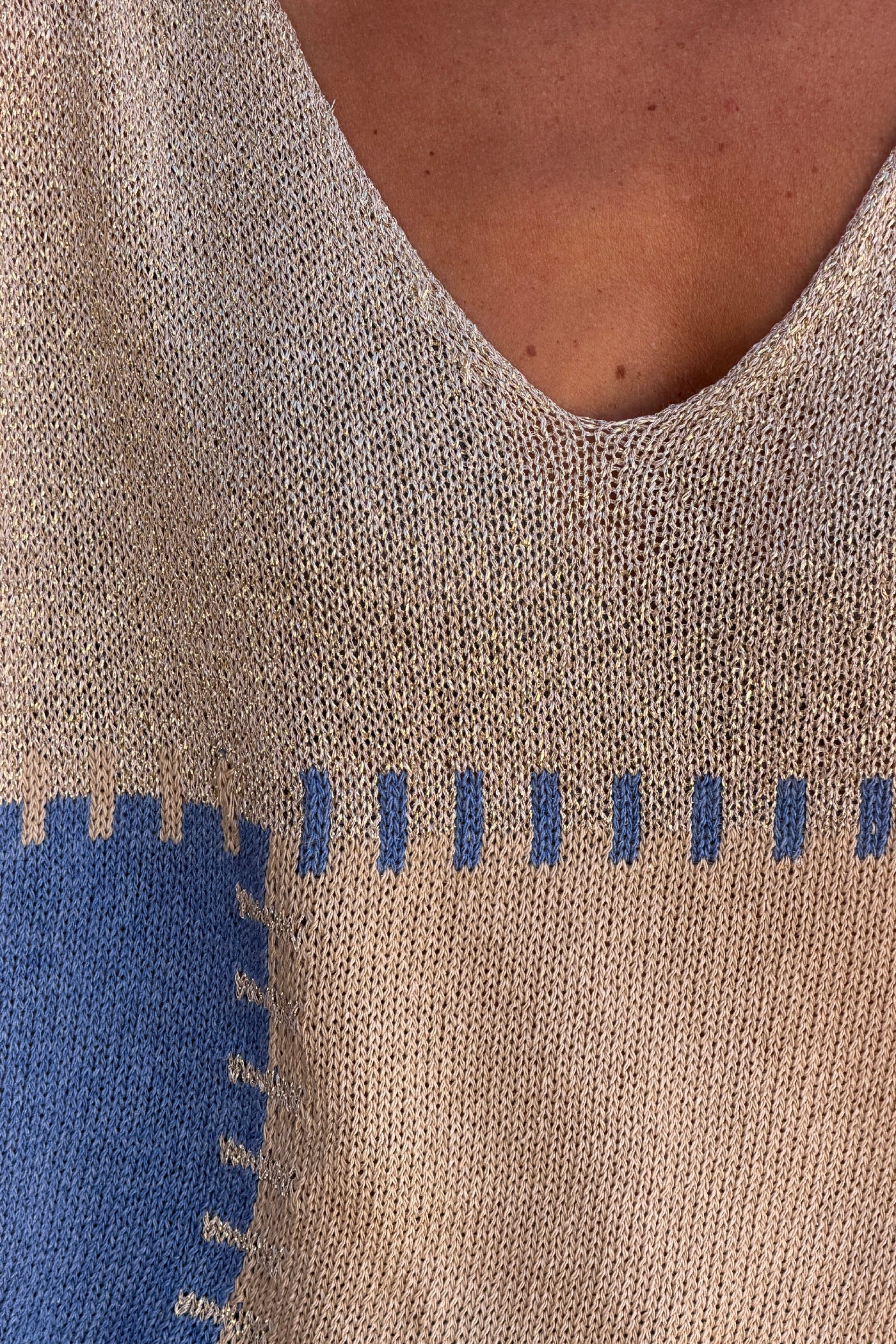 Ines - Suéter holgado de punto de algodón con diseño de patchwork en azul y dorado